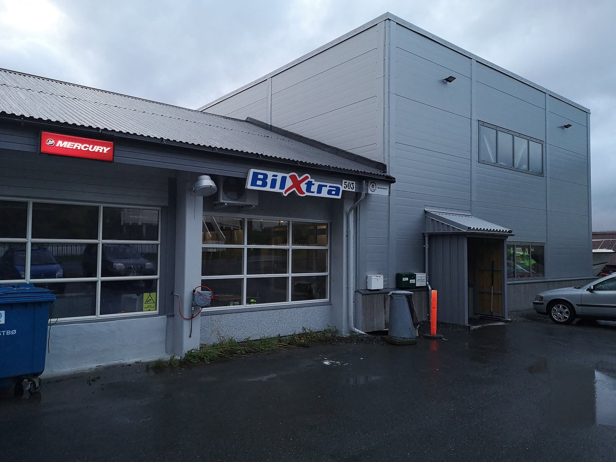 Verkstedbygget til Berre's Bil og Båt sett fra parkeringen