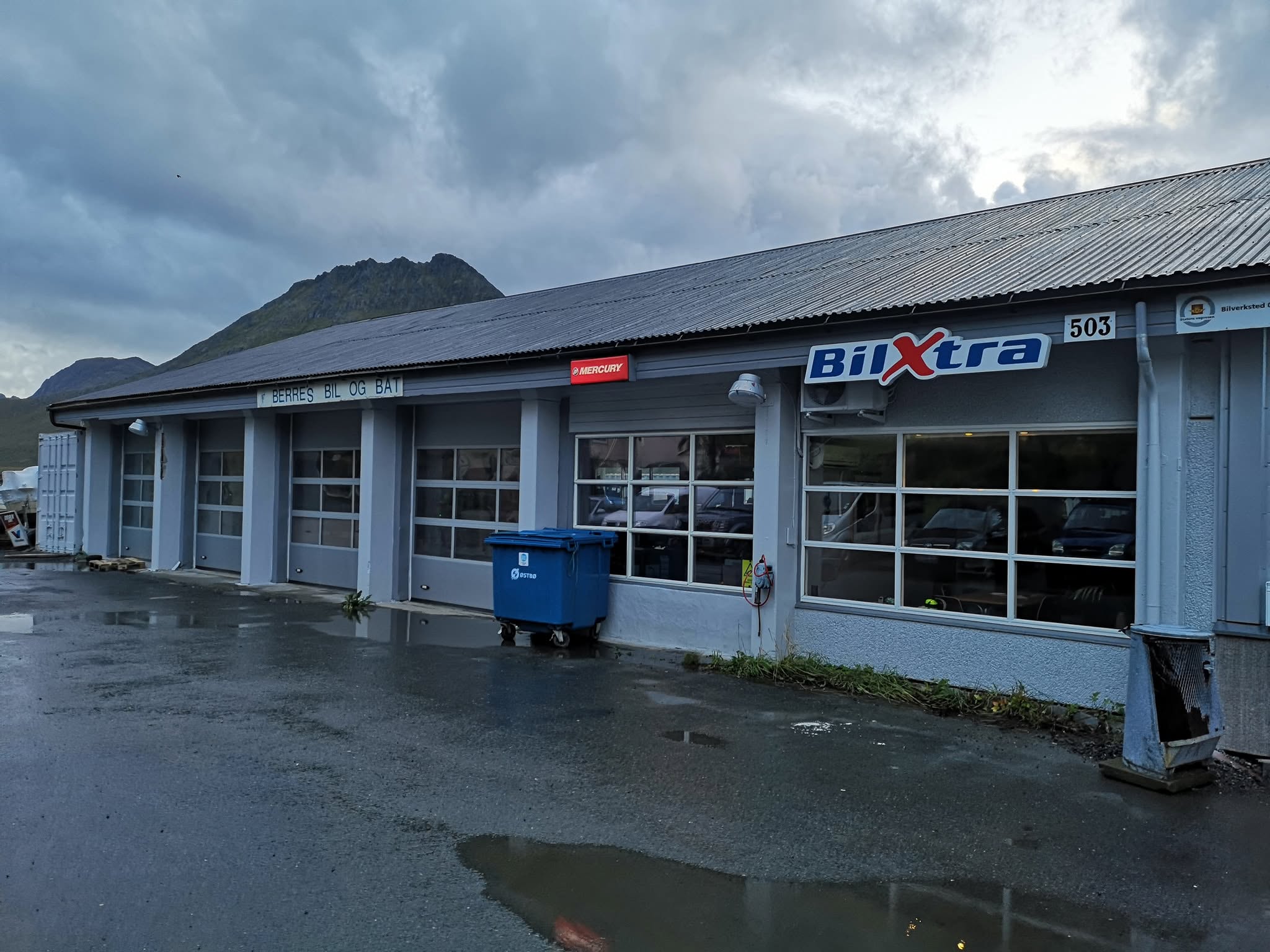 Fasaden til Berre's Bil og Båt i Flakstadveien 503 med BilXtra- og Mercury-skilt